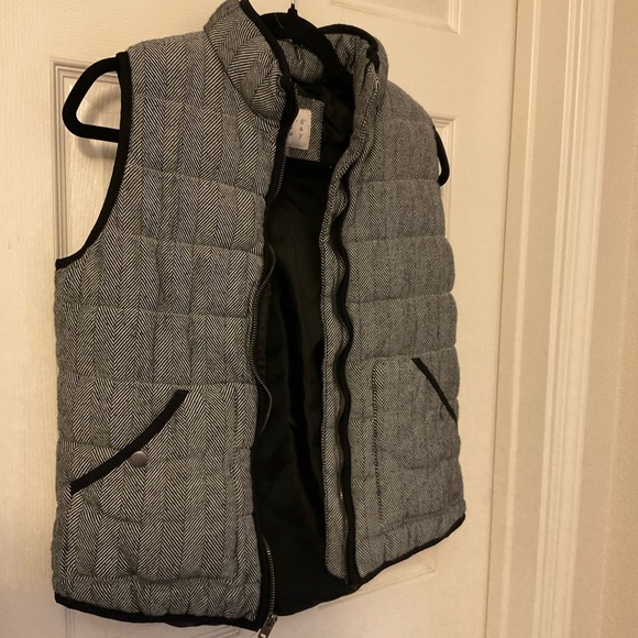 A new day Cute gray puffer vest size medium - Picture 6 of 16